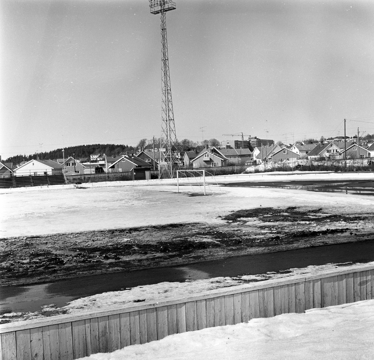Serie bilder av fotballbaner med mye snø, 28.04.1966.