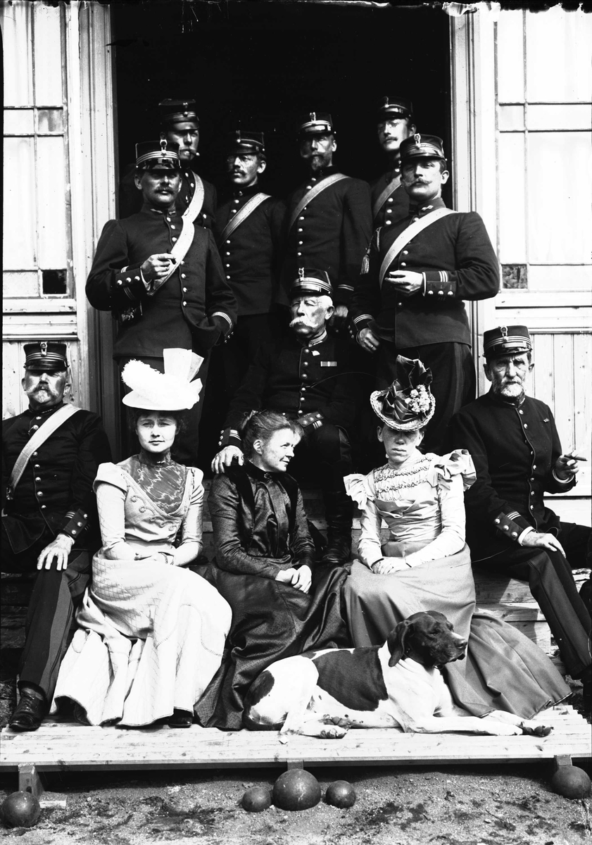 Serie bilder, fra Vorosmoen? (Hvalsmoen?) og opptog på Karl Johans gate. Militærbilder, antagelig familien Lund ca 1899.
