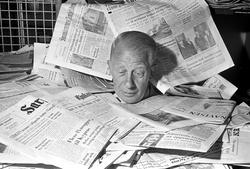 Serie. Bibliotekar Harald Andresen viser bladavdelingen i Un