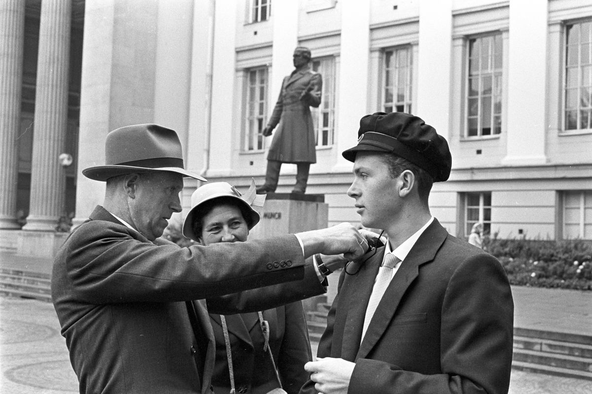 Serie. Studenter på Universitetsplassen. Fotografert sept. 1961.