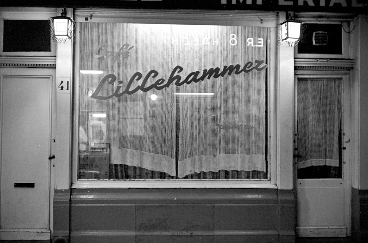 Serie. Havnekneiper, havneområde, sluser og lektere, Antwerpen, Belgia
Fotografert 1965.

