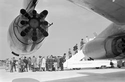 Serie. Passasjerer går ombord på DC8 fly og passasjerer ombo