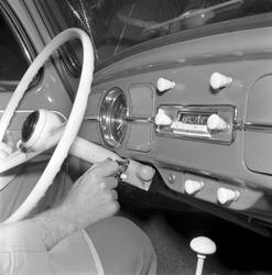 Ratt og gearlås i en folkevogn Volkswagen. Fotografert 1958.
