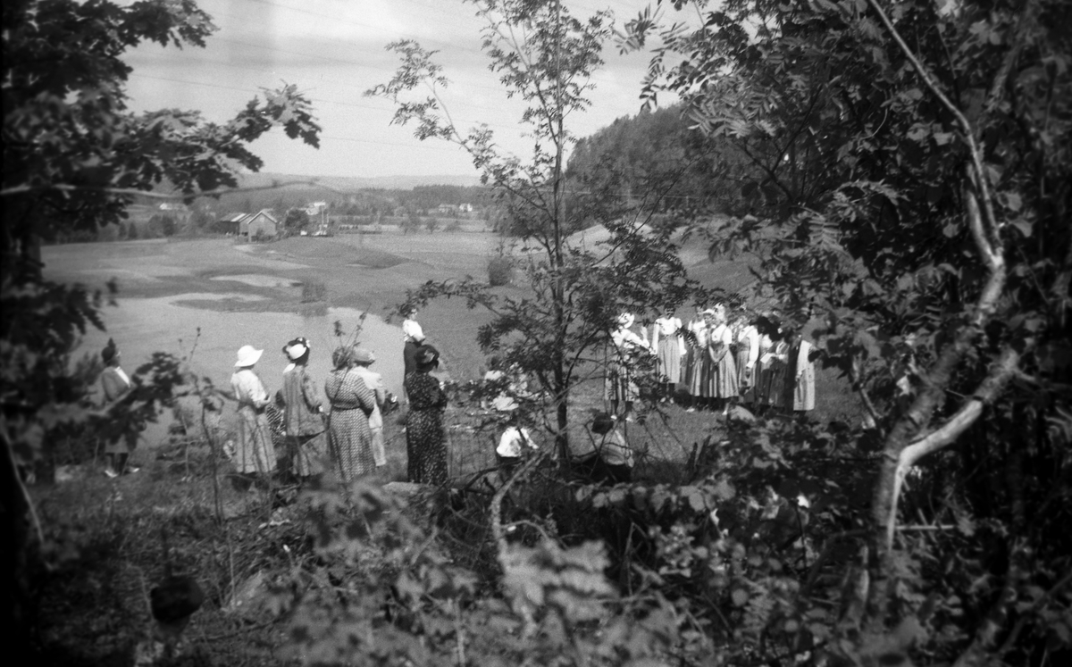 Arendal Husmorlag raster ved elven Otra i Aust-Agder. Fotografert under biltur fra Oslo til Bergen i 1951.