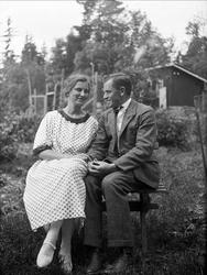 Juni 1925. Fritjof og Dordi Arentz fotografert på en benk i 