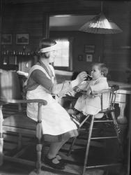 Guri Arentz blir matet av Ruth Hansen. Fotografert 25. janua