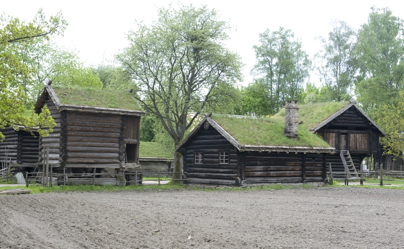 Hallingdalstunet med nysådd jorde i forgrunnen. Norsk Folkemuseum, mai 2010.