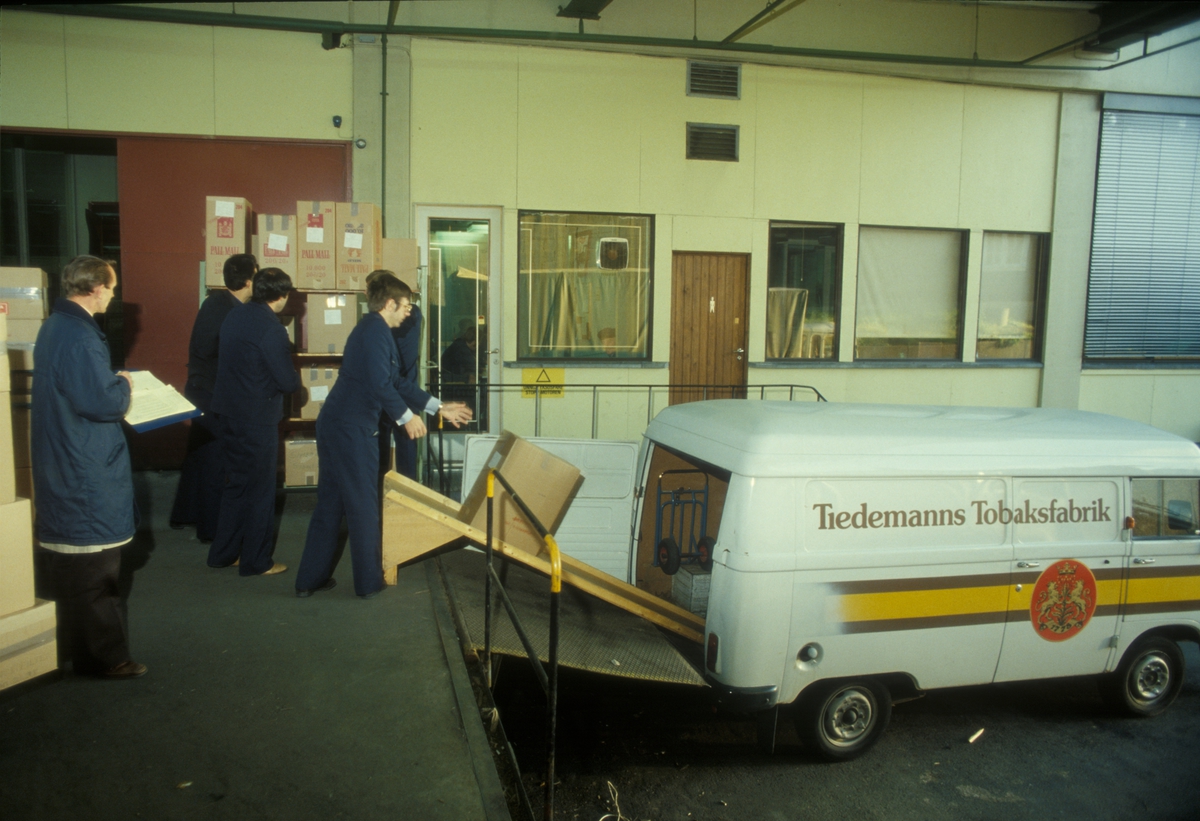 Lasting av esker ombord Tiedemanns varebil. Plukklager. Produksjon på Tiedemanns Tobaksfabrik.
