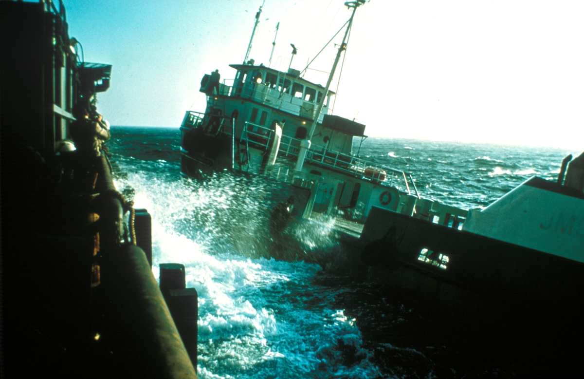 Reklamefoto av skip. Billedserie til Tiedemanns Gul Mix eksportprogram fra 1980.