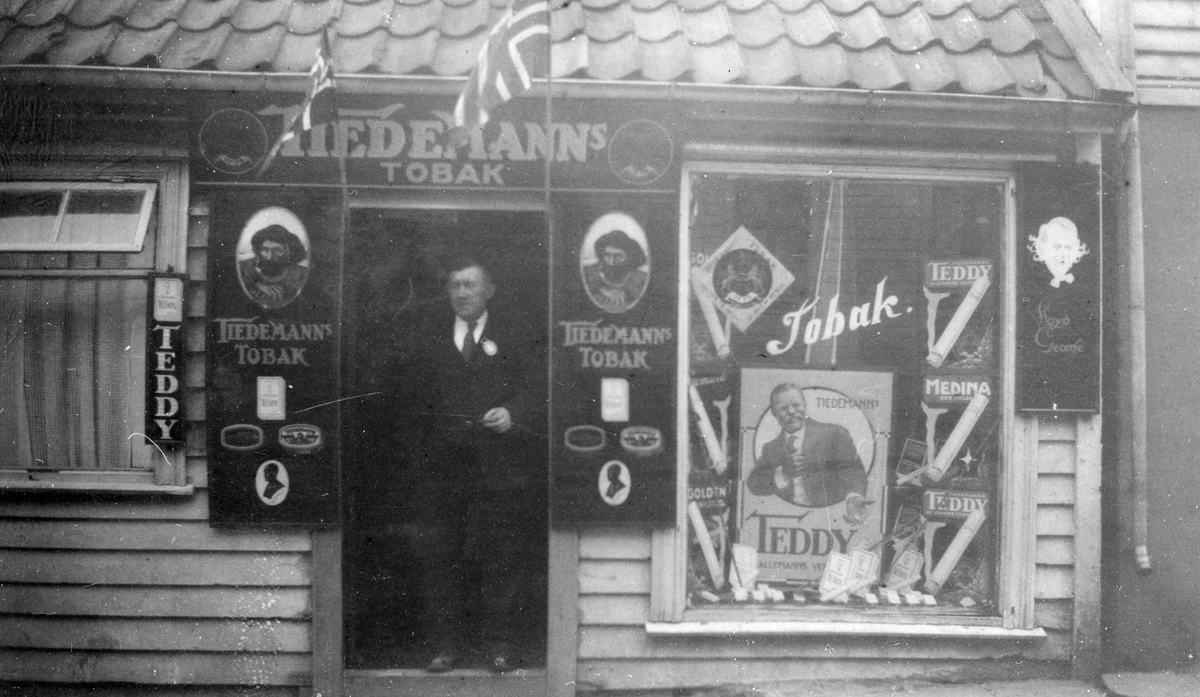 Tobakksforretningen Waldemar Knudsen, 1932.