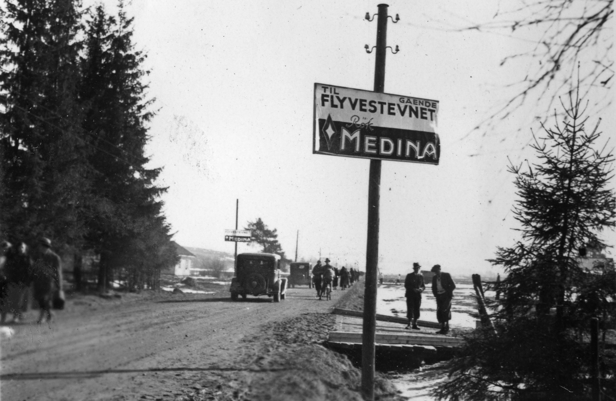 Skilt med veibeskrivelse til flystevnet over Øyeren 17/3 1935 med reklame for Medina sigaretter.