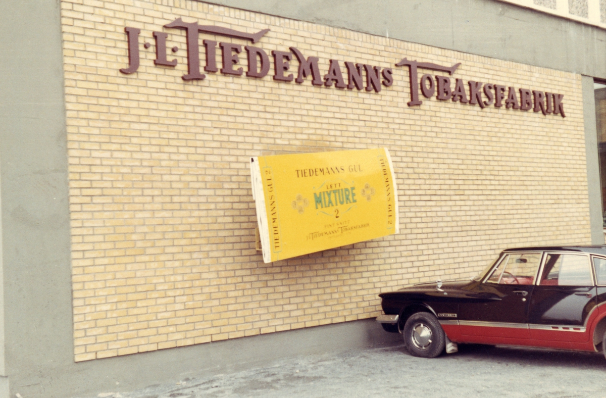 Skilt med reklame for Tiedemanns Gul på fasaden til Tiedemanns fabrikk på Hovin.