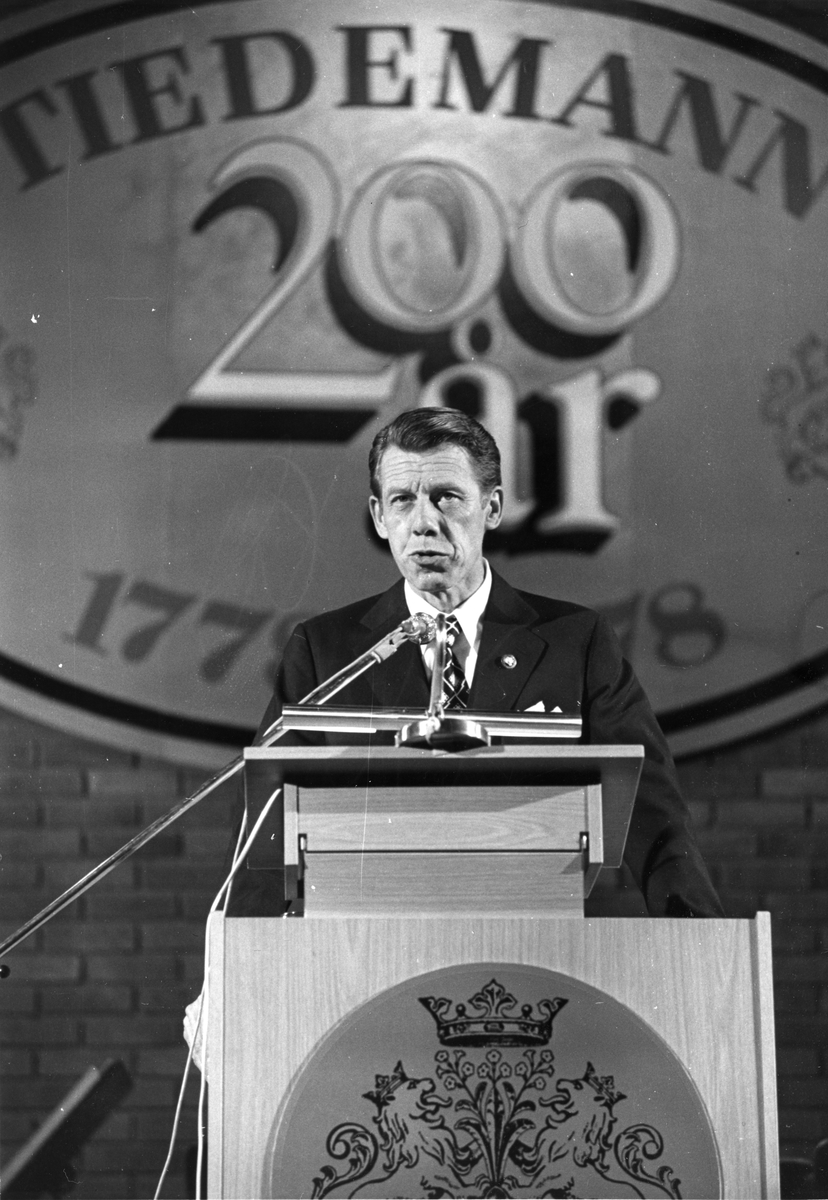 Johan H. Andresen på talerstolen. Tiedemanns Tobaksfabriks 200-årsjubileum i 1978.