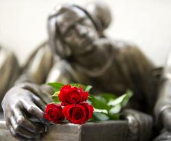 "Sorg i det offentlige rom". Roser ved skulptur inne i Oslo 