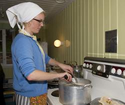Koking av pølser. Juleforberedelser i formidlingsrommet i El