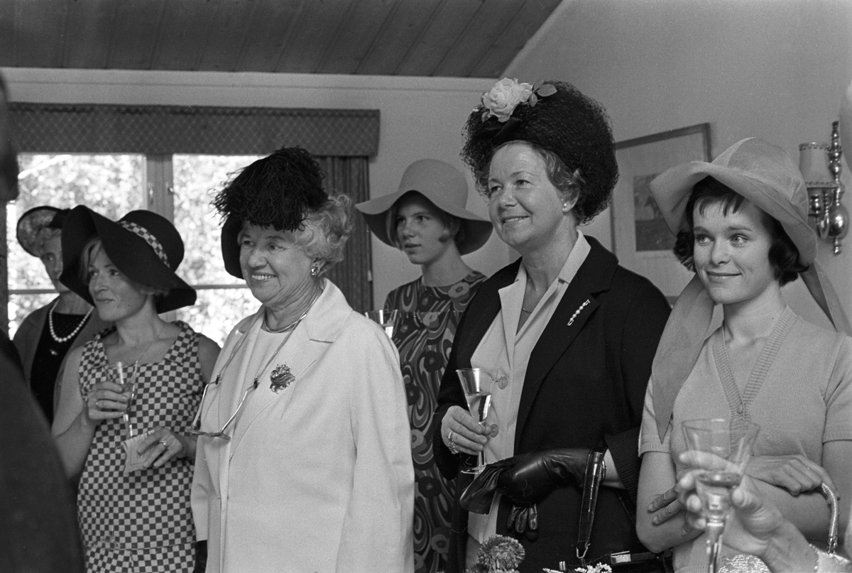 Damenes hatteparadedag under Norsk Derby på Øvrevoll galoppbane i Bærum 20. august 1967.
