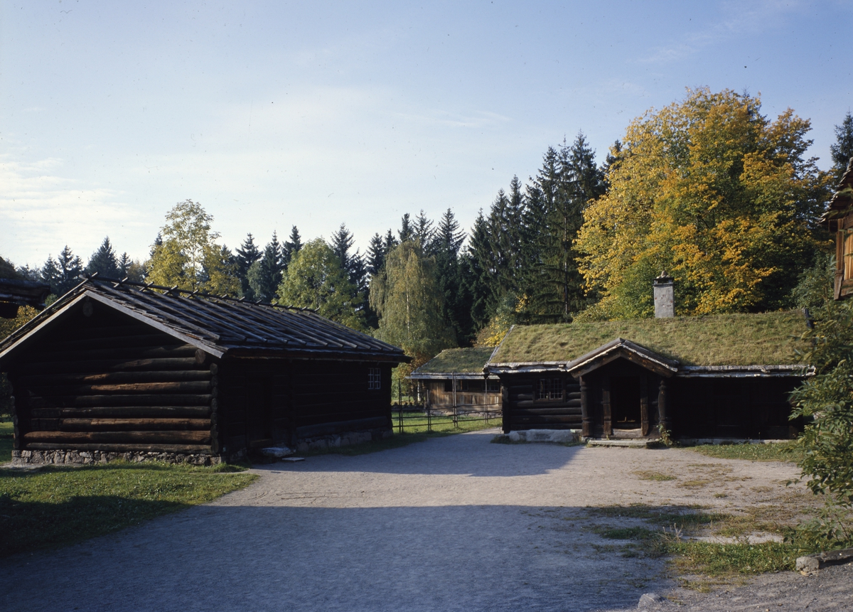 Stuer fra Grøsli og Væråsmogen i Numedalstunet i friluftsmuseet på Norsk Folkemuseum.