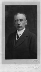 Signert portrett av Roald Amundsen fra en ramme med fotograf