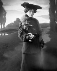 Portrett, ung kvinne i ytterklær, med pelsstola. Frøken Star