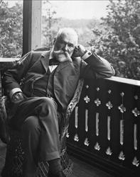 Avfotografering. Portrett, mann i dress i en kurvstol på ver