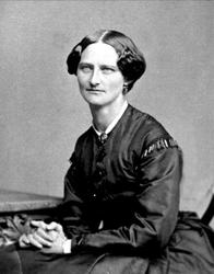 Portrett, kvinne i mørk drakt. Avbildet person er Maren Joha