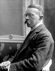 Portrett, mann med briller og bart. Konsul Berck.