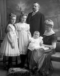 Gruppeportrett, ektepar med tre barn. Direktør Thune Larsen.