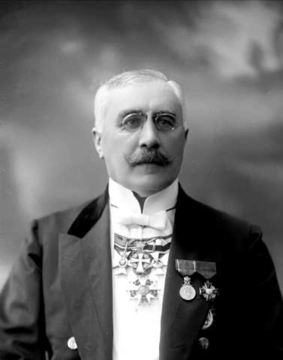 Portrett, kammerherre Knagenhjelm med medaljer og ordensbånd.