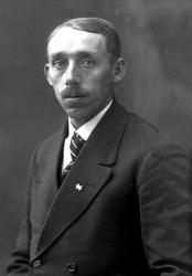 Portrett, mann i dress med bart. Hans Halvorsen.