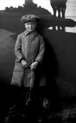 Gruppeportrett, gutt med frakk og sixpence og hund i bånd.