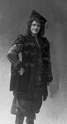 Portrett, operasangerinne, sopranen Gabrielle Bidenkap, som 