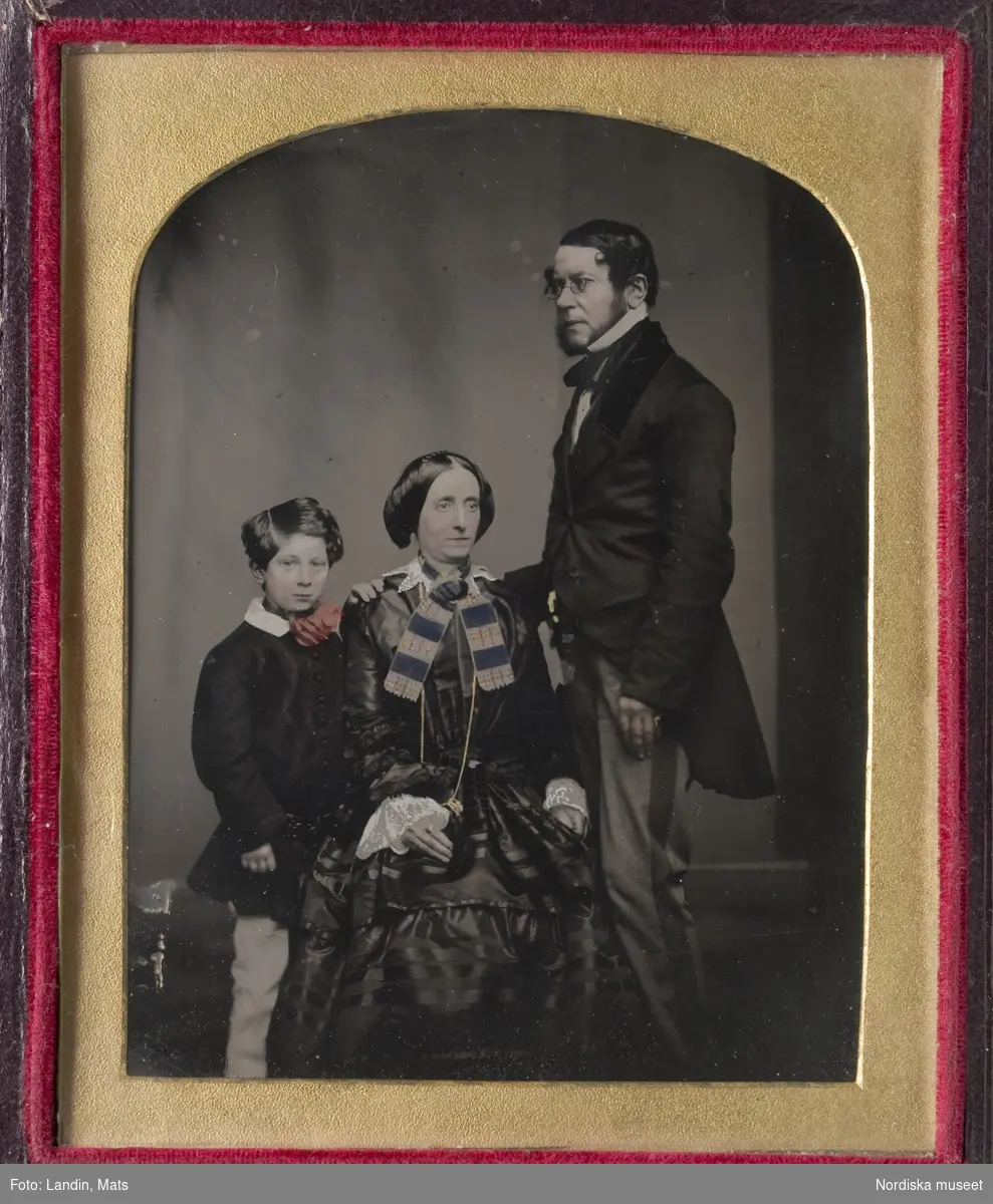Porträtt. Köpman Blidberg med familj. Ambrotypi, handkolorerad. Nordiska museet inv.nr 109277. 