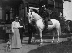 Avfotografering.Gruppeportrett, familiebilde, mann på hvit 