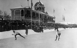 Antakelig Oscar Mathisen sammen med skøyteløper. Hovedtribun