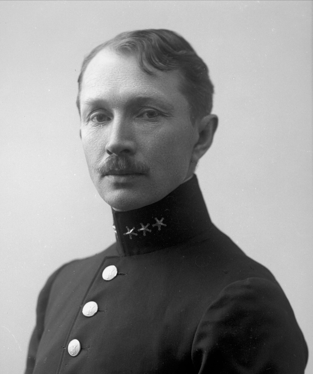 Portrett, Eivind Eckbo i uniform som kaptein i trenkompani.