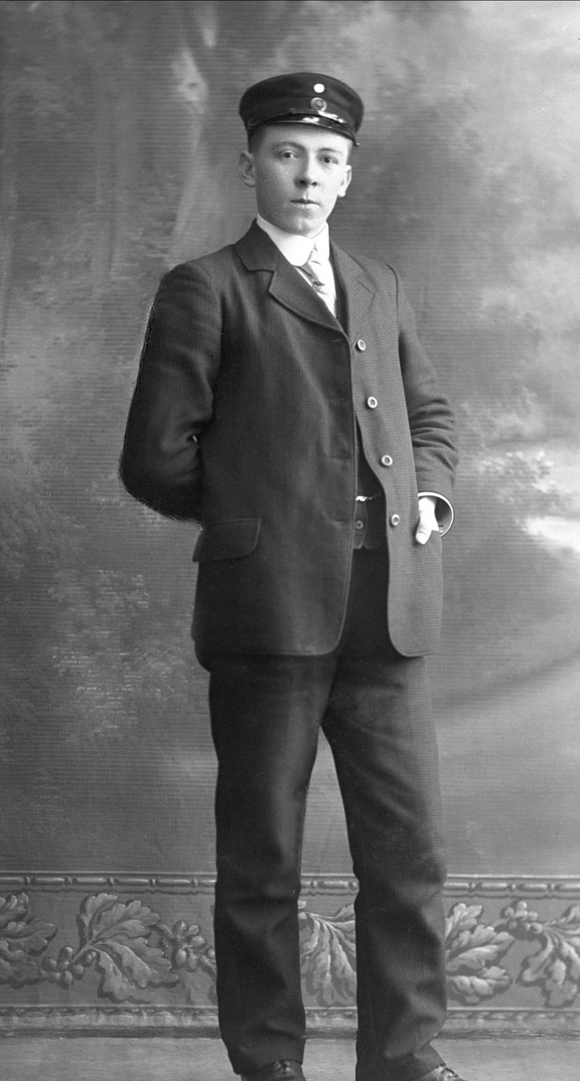 Portrett, mann med studentlue. Vinterlandbruksskolen,1912. Kristen Foss.
