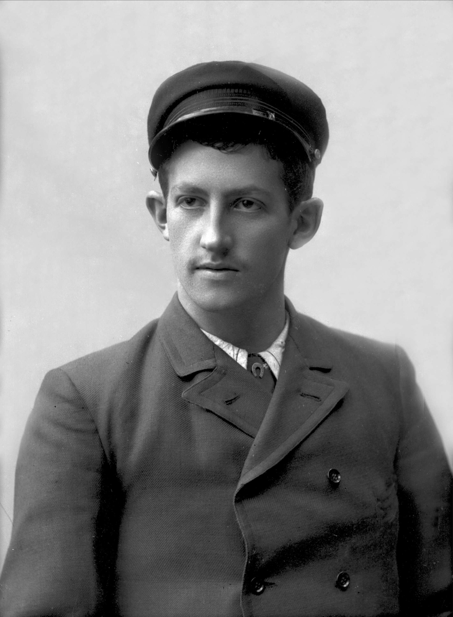 Portrett, styrmann Hans Fjeldstad.
