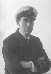 Portrett, mann i marineuniform. Løytnant John Rodda.