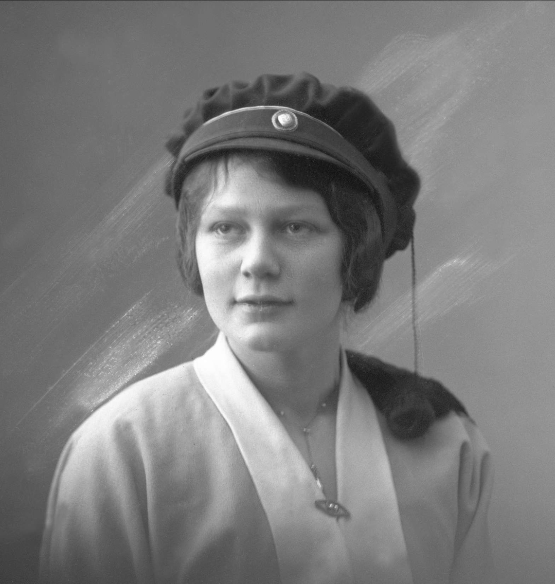 Portrett, kvinne med studentlue. Margot Bjørn-Hansen.