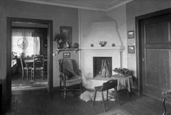 Stueinteriør med peis. Innsyn til kjøkken.
Neupert Oslo.