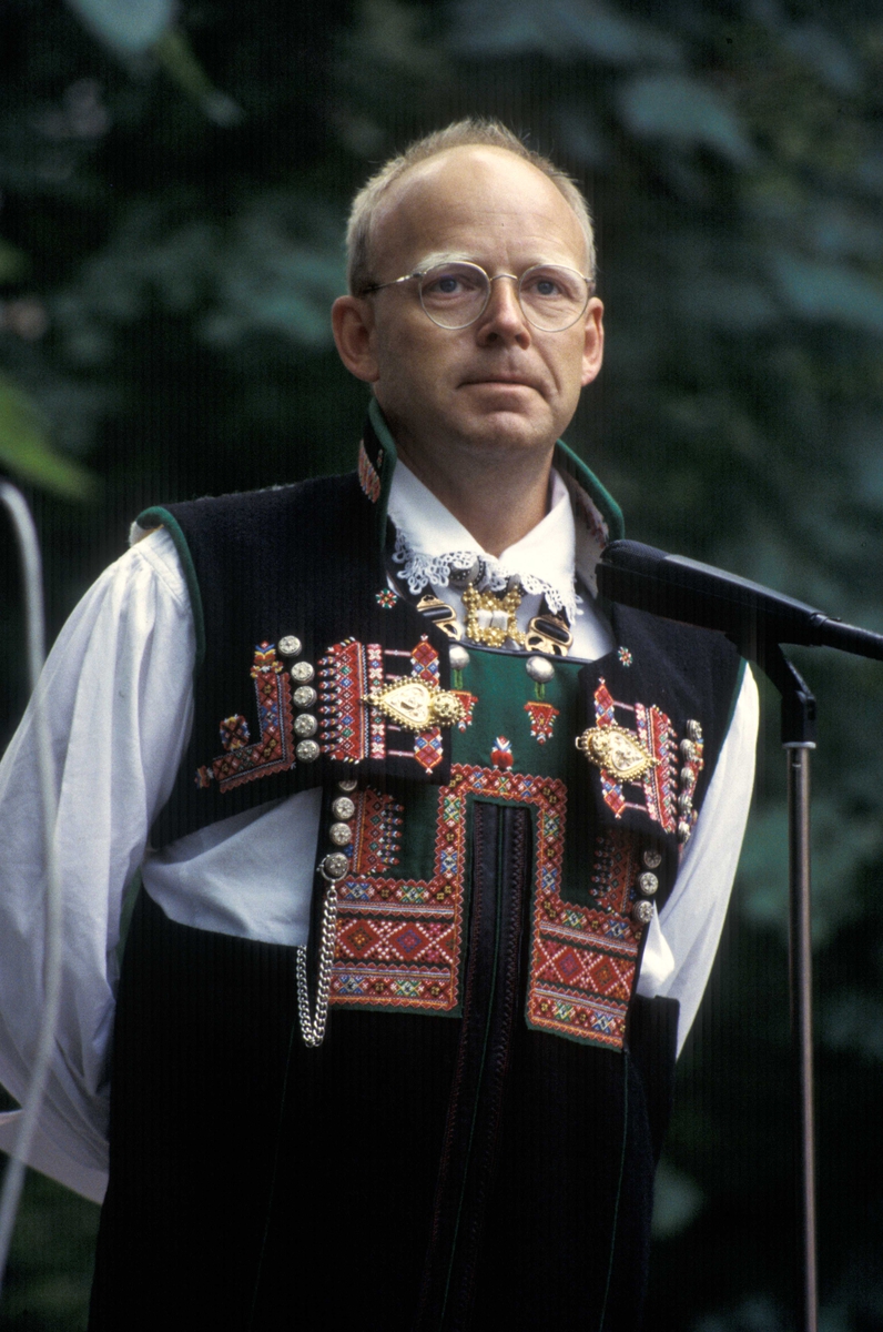 Internasjonal folkedansfestival på  Norsk Folkemuseum. 12.-14. august i jubileumsåret 1994.Her er Trond Viggo Torgersen i aksjon på scenen på Friluftsteateret, bygning nummer 349.