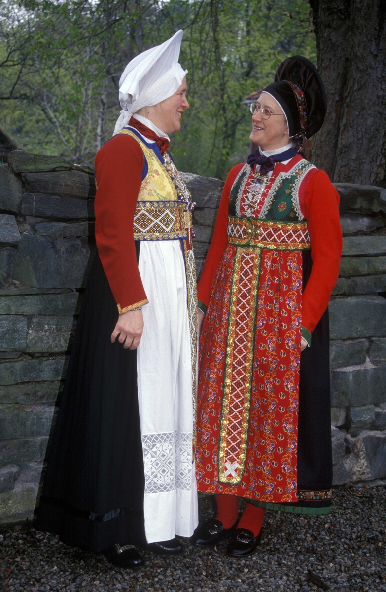 To damer i bunader fra Fusa, Hordaland.
Bunadsdagen 10.05.1998