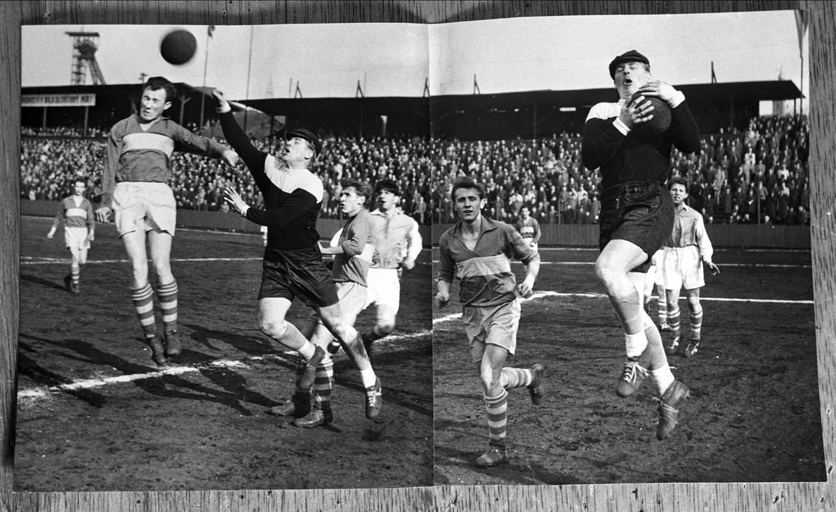 Avfotografering av et fotografi fra en fotballkamp, 08.04.1956