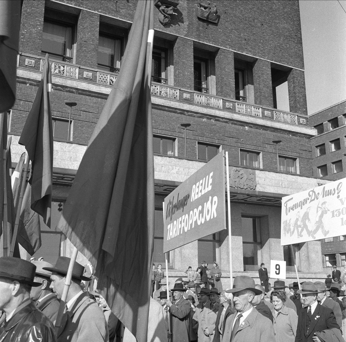 1. mai feiring, Oslo 1956. Demonstrasjonstog foran Rådhuset, bannere med politiske paroler. 