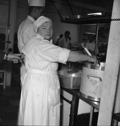 Bryllup, kokker på kjøkken,  september 1956.