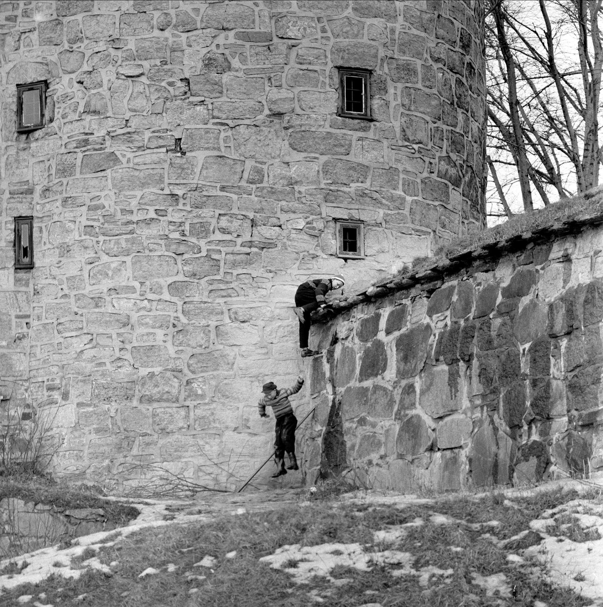 Vårtegn  i byen, ved Akershus slott, Oslo,  februar, 1959.