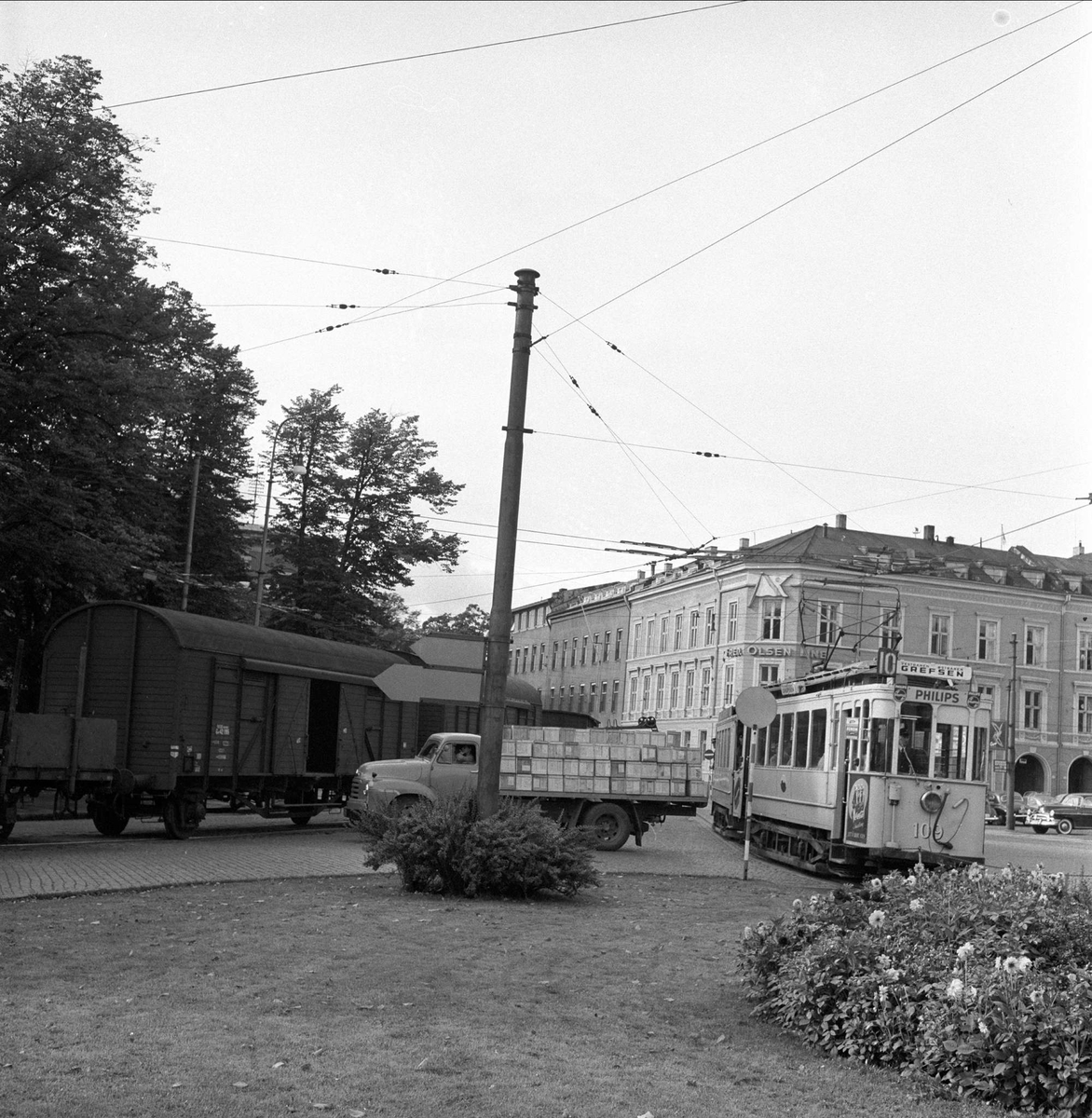 Godstoget mellom Øst- og Vestbanen. Oslo september 1957. Toget stenger trafikken.
