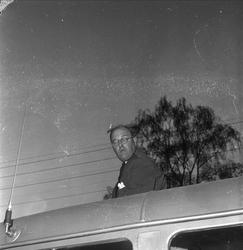 K.N.A. arrangerer rebusløp, billøp, mai 1952. Mann bak bilta