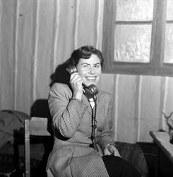 Kvinne snakker i telefon, Norefjell-laget 01.11.1953.