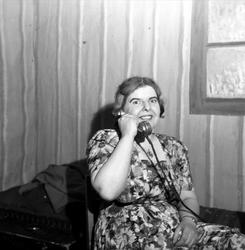 Kvinne snakker i telefon, Norefjell-laget 01.11.1953.